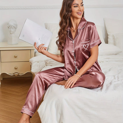 Pigiama in raso con ricamo a cuore, casual, manica corta, bottoni, colletto con risvolto, top e pantaloni, indumenti da notte da donna