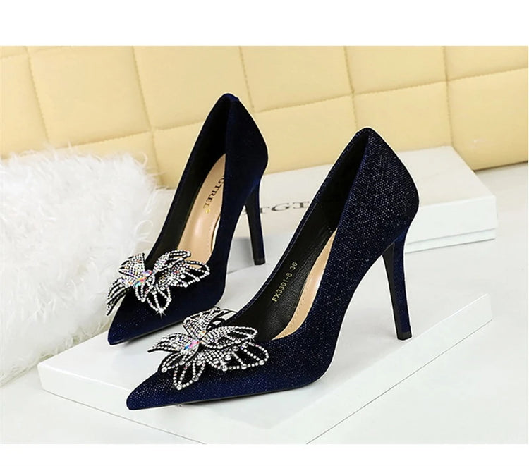 Tacchi sottili in pelle scamosciata stile europeo americano di lusso leggero ed elegante per banchetti Scarpe da donna con grandi fiocchi alla moda con tacchi altissimi