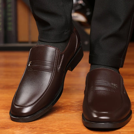 Scarpe in pelle Scarpe da lavoro da uomo Mocassini di marca di lusso Mocassini eleganti Slip traspiranti su scarpe da guida nere Scarpe formali maschili