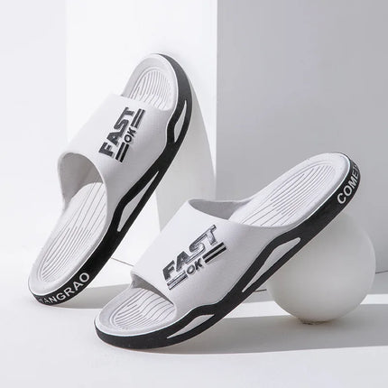 Nouvelles pantoufles pour hommes pour le quotidien d'été en plein air, tendance sportive, salle de bain de couple, intérieur à semelle souple, pantoufles fraîches pour hommes