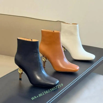 Stivali con tacco a forma di nodo in metallo da donna di nuovo arrivo Stivali con tacco alto alla caviglia Stivali eleganti con tacco a punta quadrata con cerniera laterale da ufficio