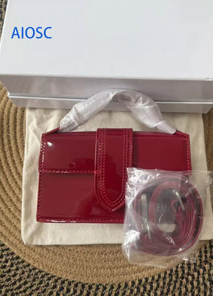 Borsa piccola rettangolare in similpelle lucida retrò per donna, con cinturino decorativo centrale, trasformabile in borsa a tracolla.