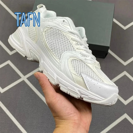 Sneakers stile papà retrò Y2K unisex, tomaia mista in rete e sintetico, suola spessa sagomata per outfit urbani e look street trendy