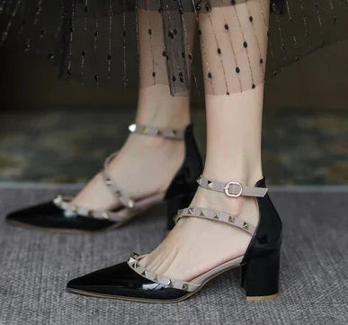Scarpe da donna di marca famose Borchie dorate Copri tacchi Sandali da 4 cm Cinturino incrociato Décolleté in pelle a specchio Punta a punta Tacchi a spillo moda 33-42 platinumshop