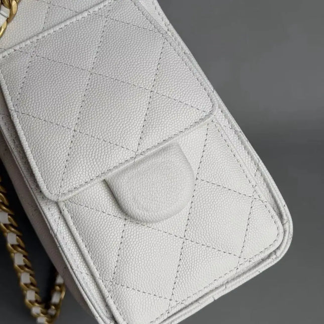 Borsa a secchiello trapuntata in pelle color caviar bianco sporco, con chiusura a patta e tasca laterale, tracolla a catena dorata intrecciata, di media capacità, un'elegante borsa a tracolla, a spalla e a mano per donna.