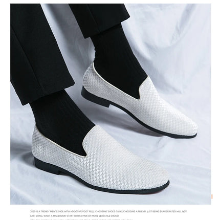 2023 nuovi mocassini da uomo in velluto scarpe di marca di lusso Slip on scarpe da sposa per feste a punta mocassini da uomo di moda nero vino rosso Flats