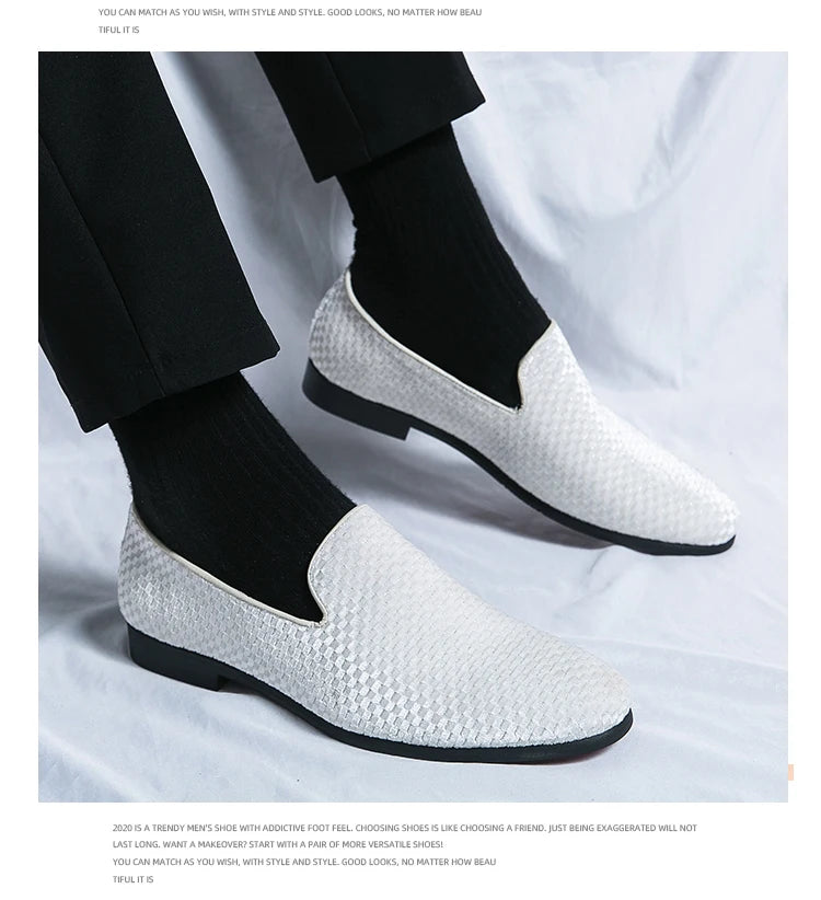 2023 nuovi mocassini da uomo in velluto scarpe di marca di lusso Slip on scarpe da sposa per feste a punta mocassini da uomo di moda nero vino rosso Flats