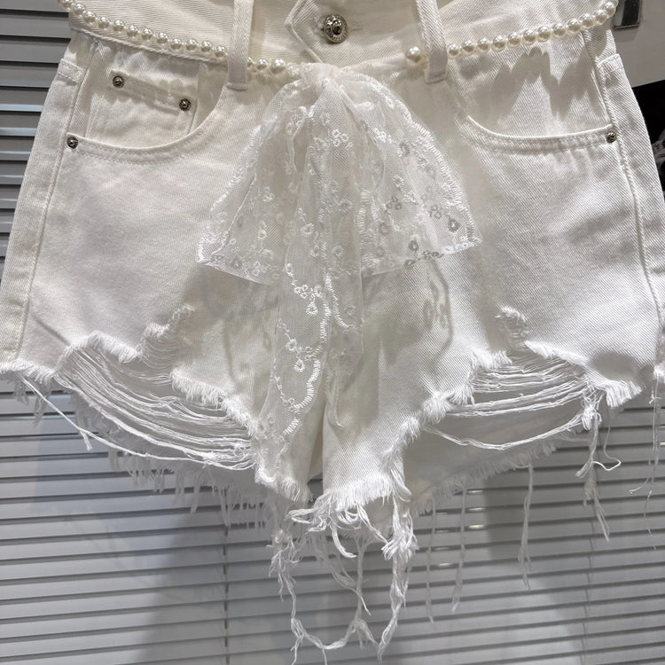 Nuovi Shorts in Denim a Tre Punti con Catena in Vita a Rete di Perle, Strappati, alla Moda, Dolci e Piccanti, per l'Estate 2026, Hot Pants Bianchi da Donna