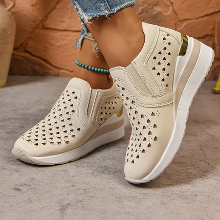 2025 Nuove scarpe da ginnastica con zeppa scavate da donna Plus Size Mocassini con suola spessa in pelle Pu Donna Slip On Scarpe casual traspiranti Donna