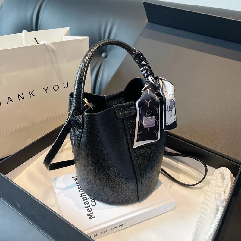 Borse a tracolla e a tracolla a secchiello in PU rosso Nero Senso del lusso Borsa a due usi da donna 2024 Moda versatile in vendita