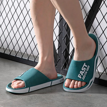 Nouvelles pantoufles pour hommes pour le quotidien d'été en plein air, tendance sportive, salle de bain de couple, intérieur à semelle souple, pantoufles fraîches pour hommes