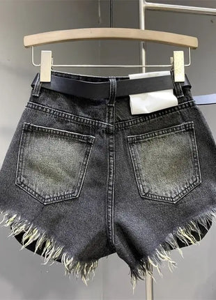 Nuovo stile di pantaloncini di jeans strappati con tasche lavate sfilacciate e piedi larghi