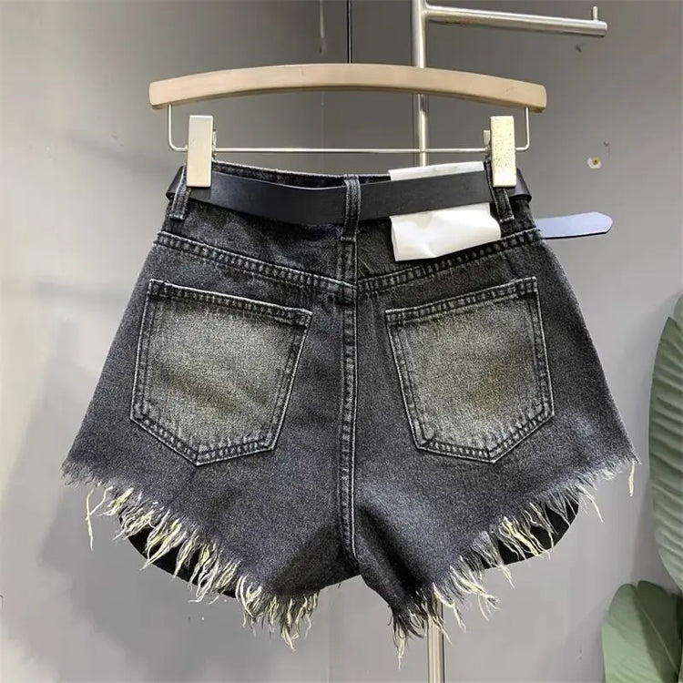 Nuovo stile di pantaloncini di jeans strappati con tasche lavate sfilacciate e piedi larghi