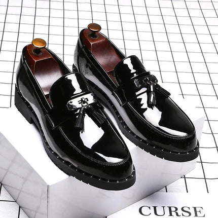 Mocassini di marca di lusso italiani Scarpe da uomo Nappa Scarpe firmate da uomo Scarpe in pelle laccata stile britannico Scarpe da sposa con fondo spesso