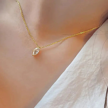 Huitan Collana con ciondolo Marquise CZ lucido con catena color oro Gioielli semplici ed eleganti per le donne da sposa Accessori squisiti