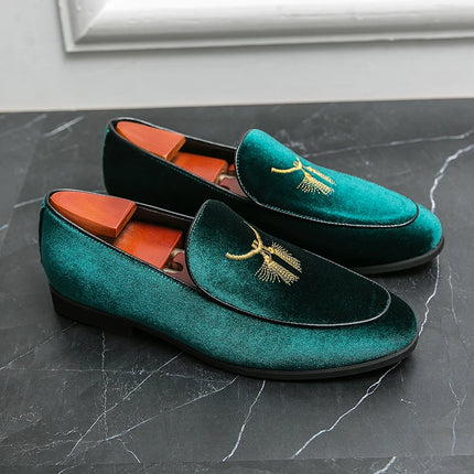 Scarpe da guida ricamate in velluto da uomo alla moda Comodo abito da sposa da lavoro Mocassini verdi blu Sapatos Tenis Masculino