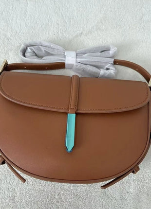 Borsa a tracolla a mezzaluna in pelle liscia, con chiusura decorativa in metallo, tracolla regolabile per uso quotidiano