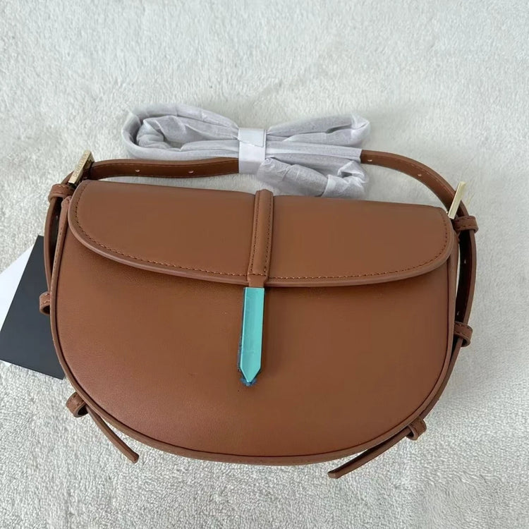 Borsa a tracolla a mezzaluna in pelle liscia, con chiusura decorativa in metallo, tracolla regolabile per uso quotidiano