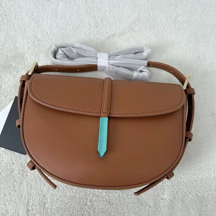 Borsa a tracolla a mezzaluna in pelle liscia, con chiusura decorativa in metallo, tracolla regolabile per uso quotidiano