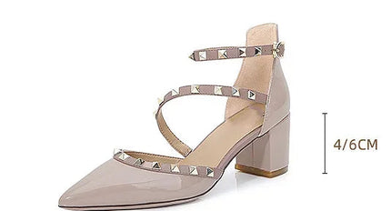 Scarpe da donna di marca famose Borchie dorate Copri tacchi Sandali da 4 cm Cinturino incrociato Décolleté in pelle a specchio Punta a punta Tacchi a spillo moda 33-42 platinumshop