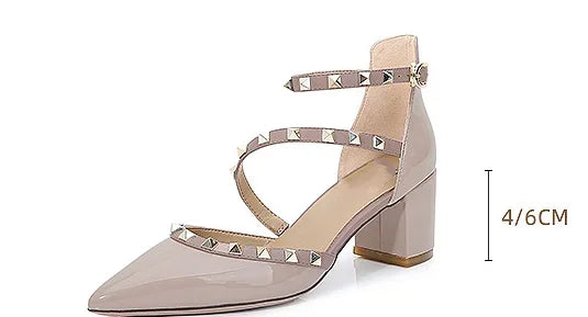 Scarpe da donna di marca famose Borchie dorate Copri tacchi Sandali da 4 cm Cinturino incrociato Décolleté in pelle a specchio Punta a punta Tacchi a spillo moda 33-42 platinumshop