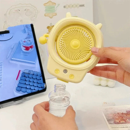 Ventilatore da Tavolo Portatile con Nebulizzatore Fine e Delicato, Ampio Angolo di Copertura, Ventilatore da Scrivania con Nebbia Fredda a 360°, Batteria da 500mAh