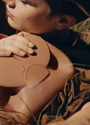 Mini borsa a mano in pelle martellata con chiusura a piega arrotondata, manico corto e tracolla rimovibile per l'uso quotidiano