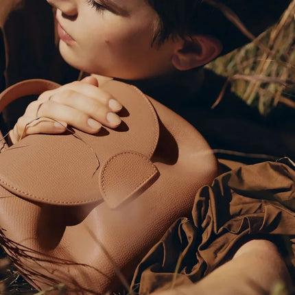 Mini borsa a mano in pelle martellata con chiusura a piega arrotondata, manico corto e tracolla rimovibile per l'uso quotidiano
