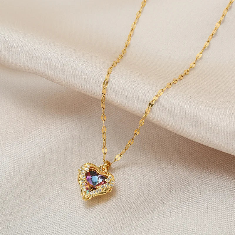 Collana con ciondolo a forma di cuore in cristallo colorato di lusso superiore per le donne Gioielli alla moda in acciaio inossidabile 316L Catena da collo da sposa femminile