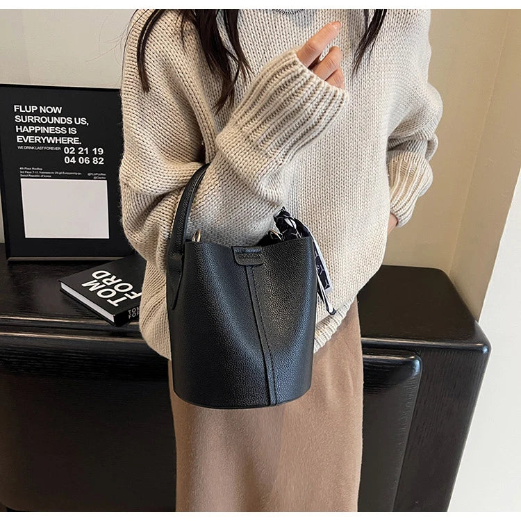 Borse a tracolla e a tracolla a secchiello in PU rosso Nero Senso del lusso Borsa a due usi da donna 2024 Moda versatile in vendita