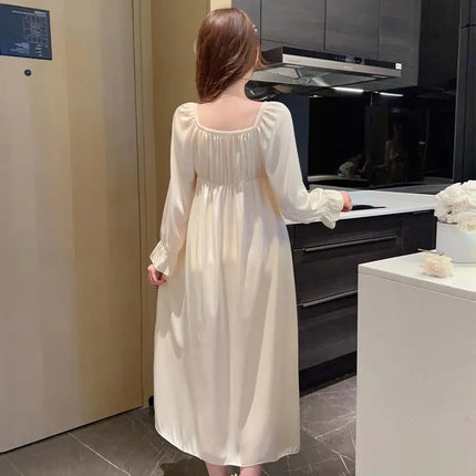 Sexy camicia da notte in seta effetto ghiaccio con decorazioni in pizzo, scollo a V, maniche lunghe e reggiseno integrato, comoda e morbida per una serata romantica.