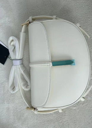 Borsa a tracolla a mezzaluna in pelle liscia, con chiusura decorativa in metallo, tracolla regolabile per uso quotidiano
