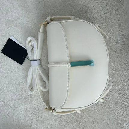 Borsa a tracolla a mezzaluna in pelle liscia, con chiusura decorativa in metallo, tracolla regolabile per uso quotidiano