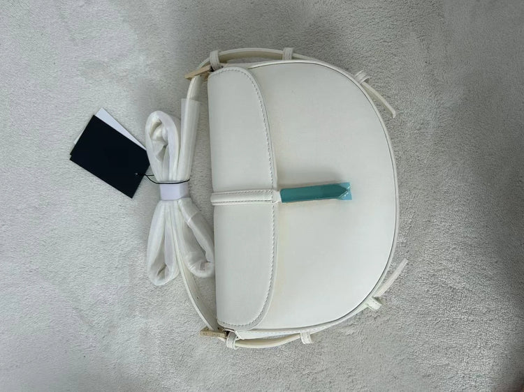 Borsa a tracolla a mezzaluna in pelle liscia, con chiusura decorativa in metallo, tracolla regolabile per uso quotidiano