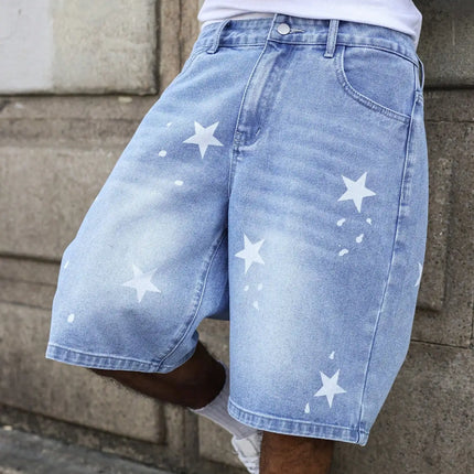 I pantaloncini da uomo in denim blu per la primavera e l'estate, con stelle stampate sulle gambe, sono eleganti e semplici da abbinare.