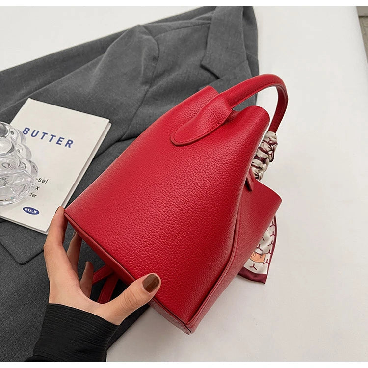 Borse a tracolla e a tracolla a secchiello in PU rosso Nero Senso del lusso Borsa a due usi da donna 2024 Moda versatile in vendita