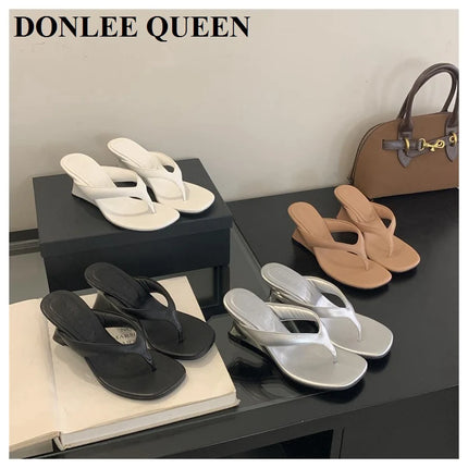 Marque de mode Compensée Pantoufle Présentations fabricants de jeux Clip d'orteil Tongs Sandales à lanières étroites Chaussures décontractées Pantoufle femme Sandalia Mujer
