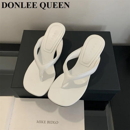Marque de mode Compensée Pantoufle Présentations fabricants de jeux Clip d'orteil Tongs Sandales à lanières étroites Chaussures décontractées Pantoufle femme Sandalia Mujer