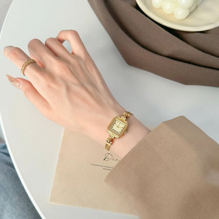 Nuovo orologio da donna in oro di lusso Orologio da polso al quarzo quadrato alla moda Orologio da donna semplice con strass squisito regalo Relogio Feminino platinumshop