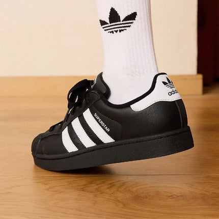 adidas Originals Superstar 2, sneakers classiche a profilo basso, comode e versatili, con suola sottile e punta a conchiglia, per uomo e donna, nero e bianco JI0079