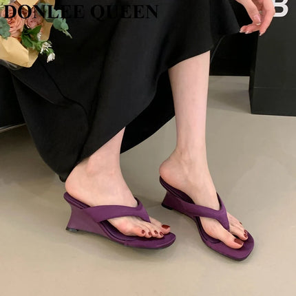 Marque de mode Compensée Pantoufle Présentations fabricants de jeux Clip d'orteil Tongs Sandales à lanières étroites Chaussures décontractées Pantoufle femme Sandalia Mujer
