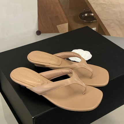Marque de mode Compensée Pantoufle Présentations fabricants de jeux Clip d'orteil Tongs Sandales à lanières étroites Chaussures décontractées Pantoufle femme Sandalia Mujer