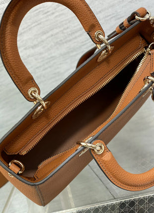 Borsa a tracolla in pelle martellata color caramello per donna, multiuso con manico superiore e tracolla.