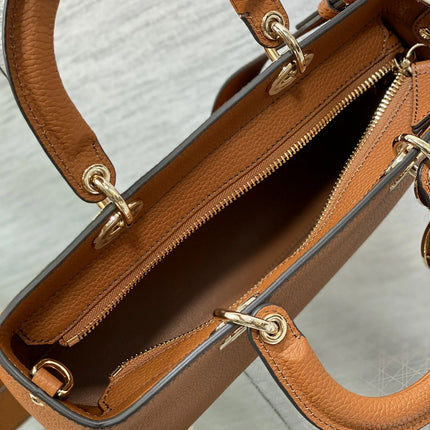 Borsa a tracolla in pelle martellata color caramello per donna, multiuso con manico superiore e tracolla.