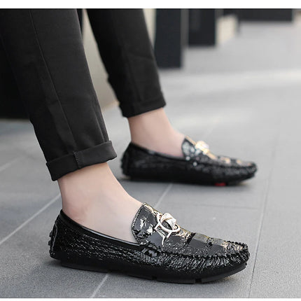 Scarpe da uomo slip-on modello coccodrillo 2025 Primavera ed estate Moda britannica alla moda in pelle lucida lucida pigra casual Beanie scarpe fatte a mano