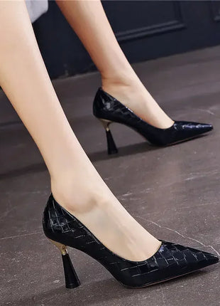 Scarpe da donna 2025 Tacchi alti Calzature estive da donna Punta a punta Décolleté rossi Sera su tacco Casual Stile sociale coreano Slip