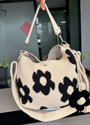 Borsa a tracolla da donna in stile boho, realizzata a mano con lavorazione all'uncinetto, decorata con fiori, cordoncino, occhielli metallici e nappe floreali, ideale per l'uso quotidiano, la spiaggia e le attività all'apert