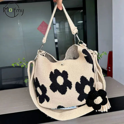 Borsa a tracolla da donna in stile boho, realizzata a mano con lavorazione all'uncinetto, decorata con fiori, cordoncino, occhielli metallici e nappe floreali, ideale per l'uso quotidiano, la spiaggia e le attività all'apert
