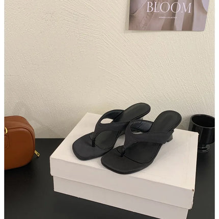 Marque de mode Compensée Pantoufle Présentations fabricants de jeux Clip d'orteil Tongs Sandales à lanières étroites Chaussures décontractées Pantoufle femme Sandalia Mujer