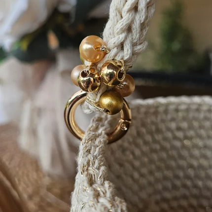 Borsa a Secchiello di Lusso in Crochet, Design Esclusivo con Strass e Frange, Manico Rigido e Chiusura Arricciata, Finiture Brillanti ed Eleganti, Ideale per Eventi e Look di Alta Classe
